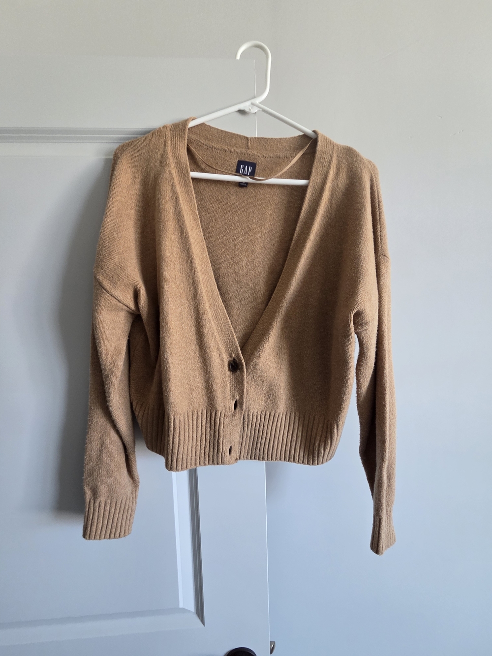 GAP Camel Cropped V-Neck Button-Up Cardigan